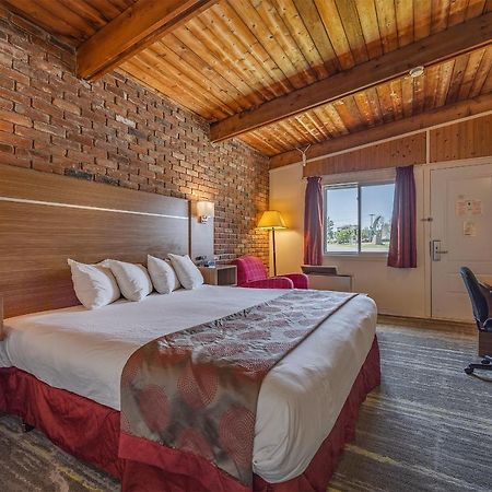 Отель Ramada By Wyndham 1000 Islands Гананокве Экстерьер фото