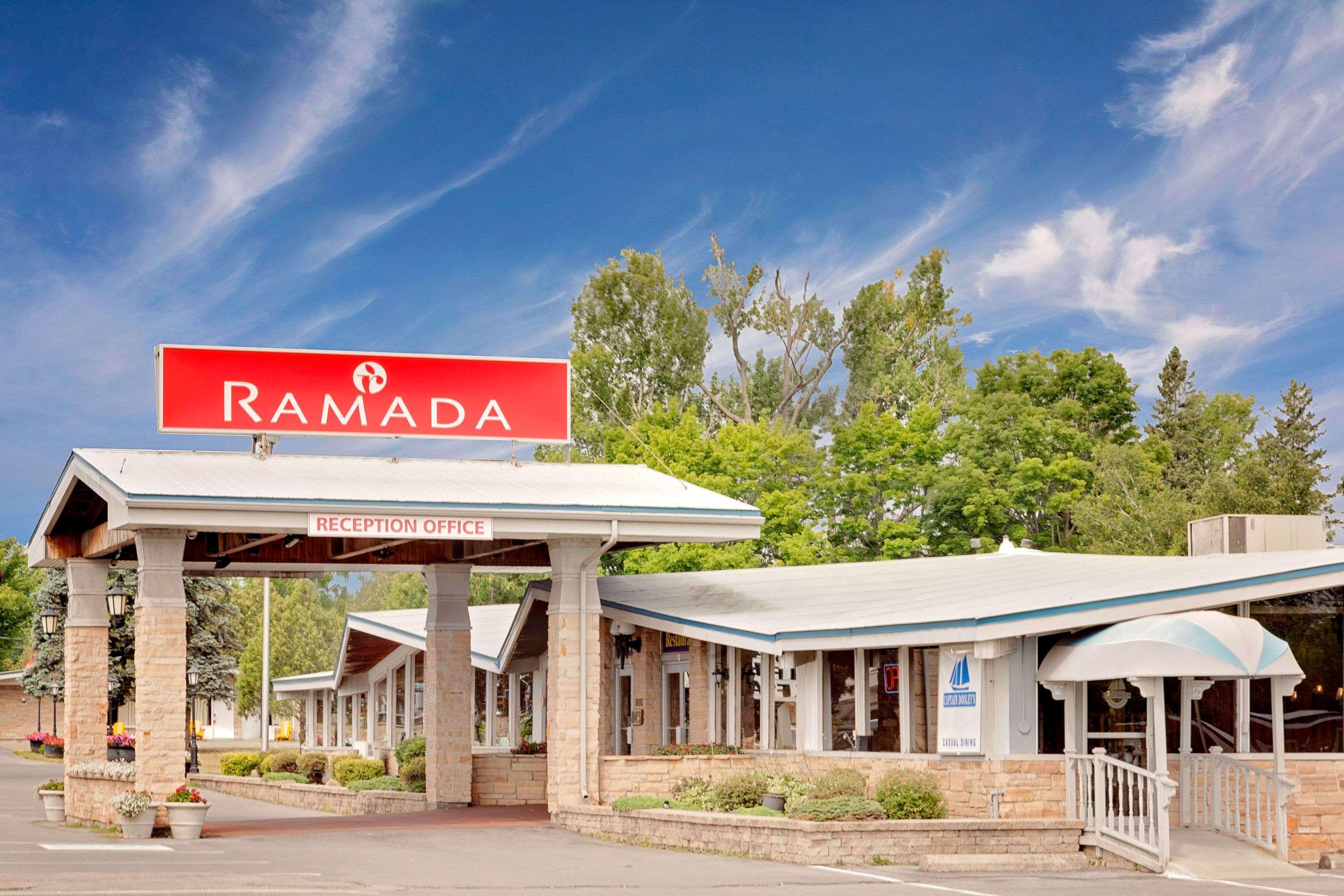 Отель Ramada By Wyndham 1000 Islands Гананокве Экстерьер фото