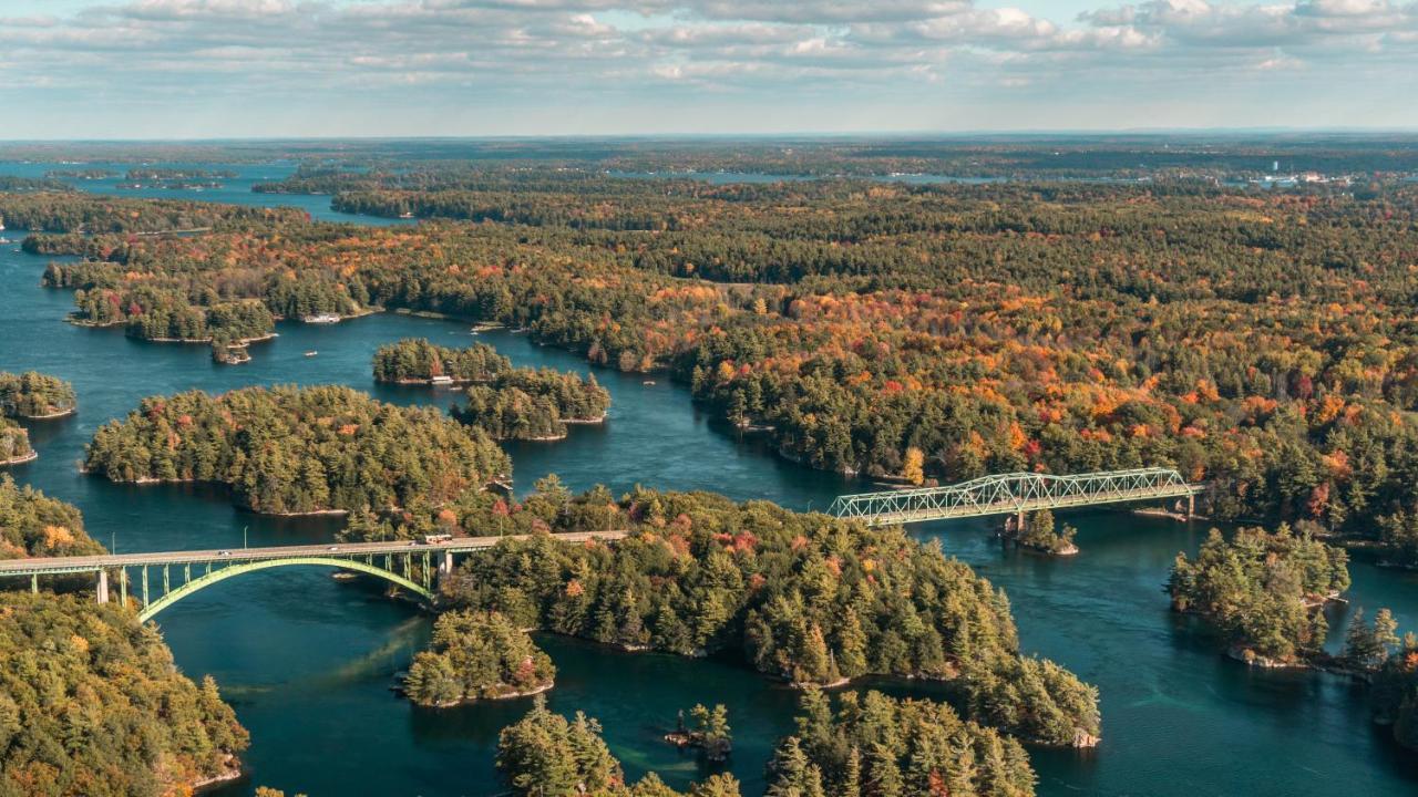 Отель Ramada By Wyndham 1000 Islands Гананокве Экстерьер фото